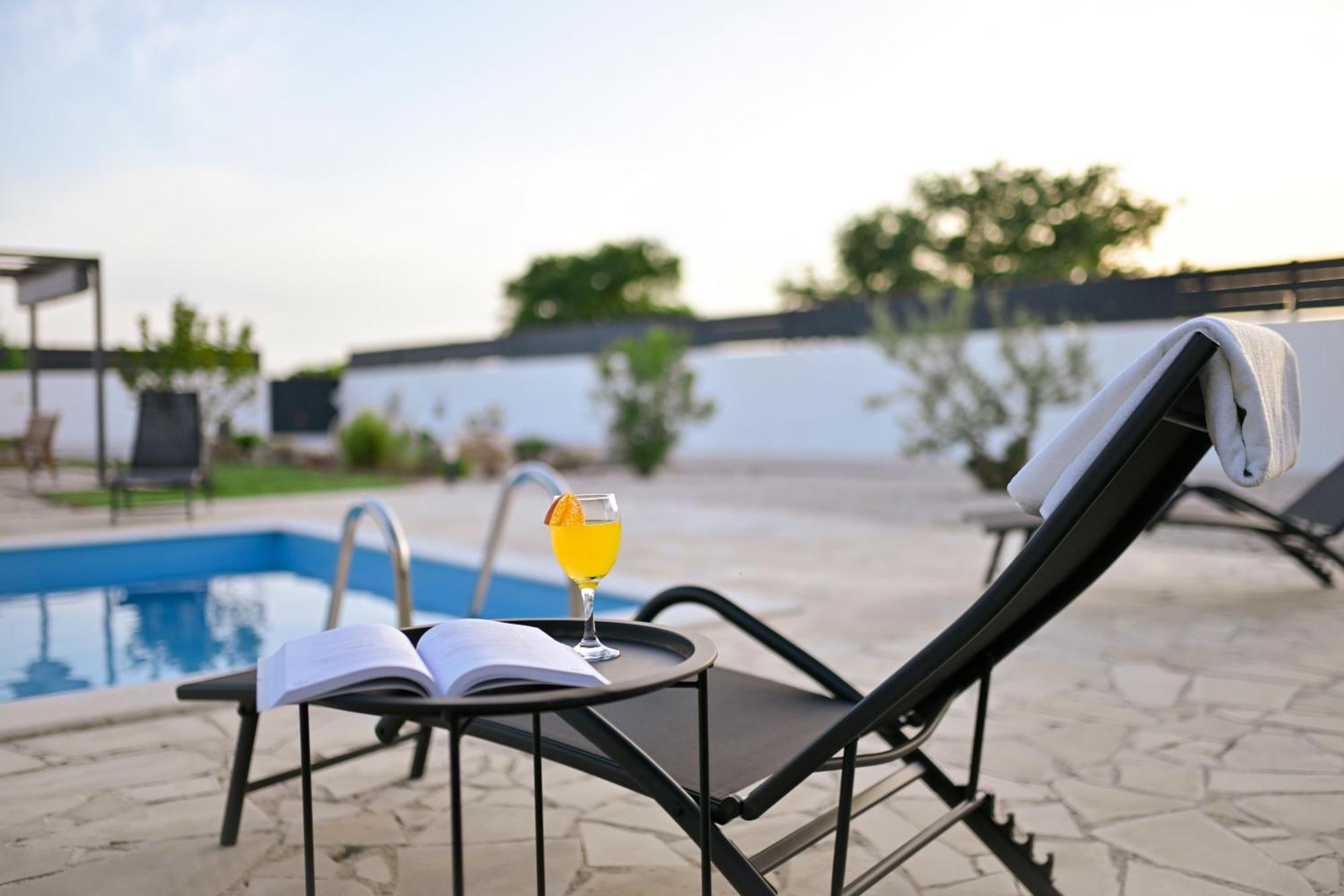 Apartment Amelie - With Pool And Sauna! Galovac  Exterior photo